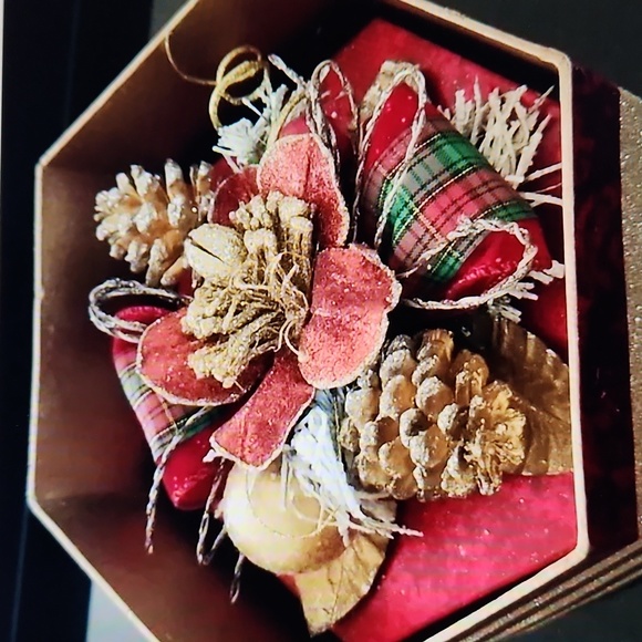 Beautiful Red & Gold ribbon holiday box set - Picture 3 of 6